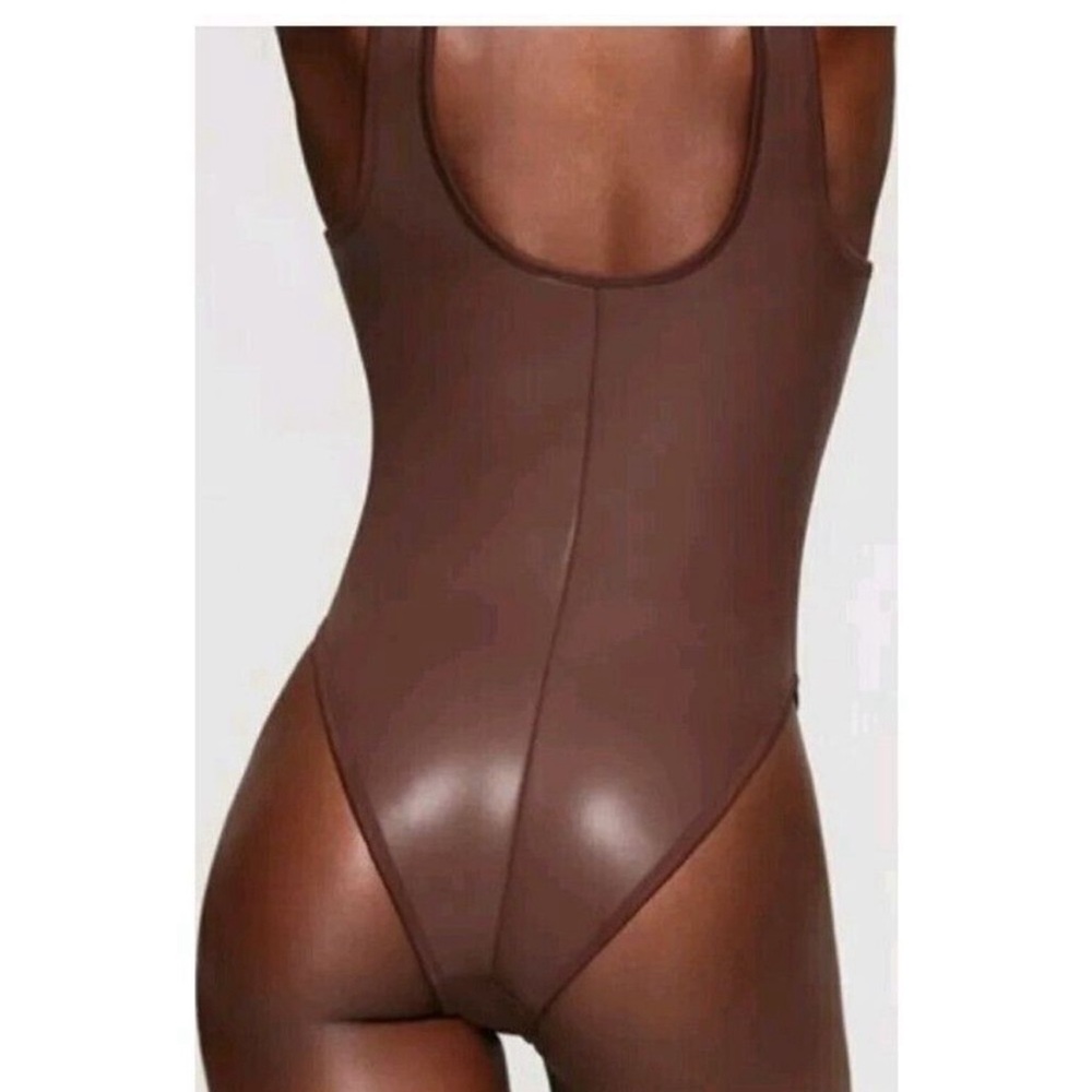 SKIMS RUBBERIZED SCUBA SWIM SCOOP NECK ONE PIECE in cocoa NWT - Picture 2 of 9
